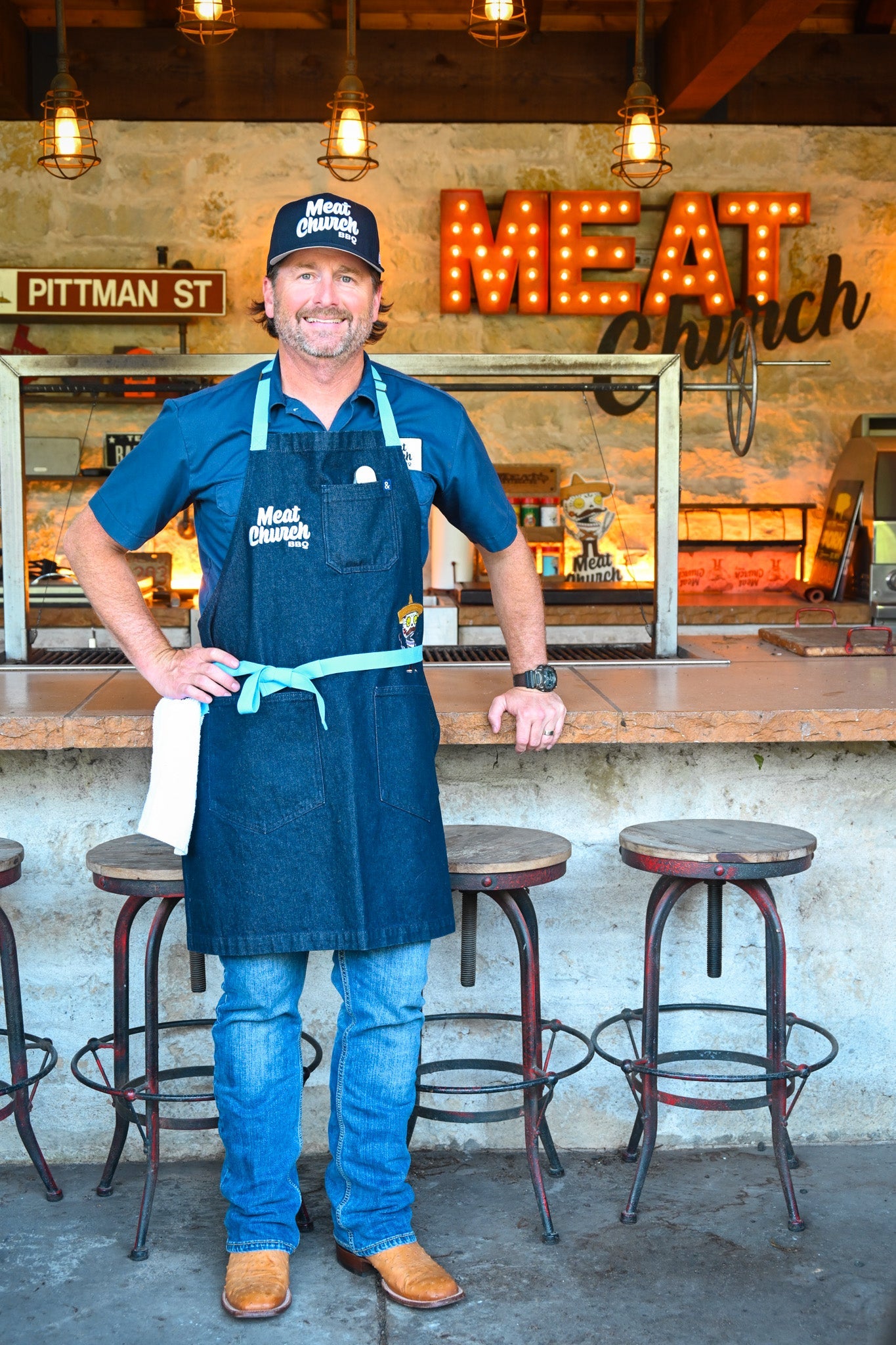 hedley-and-bennett-meat-church-apron-navy-m4 NAVY_H_B_APRON_LIFESTYLE_OUTDOOR_KITCHEN_TIED.jpg